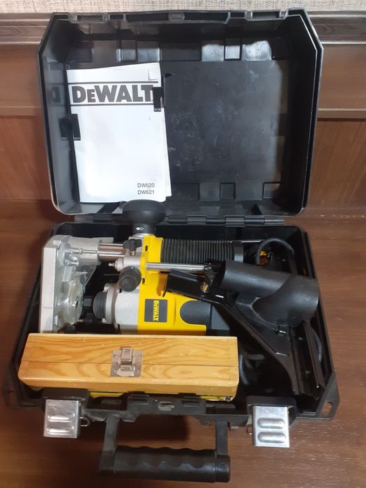 Фрезер Dewalt d621