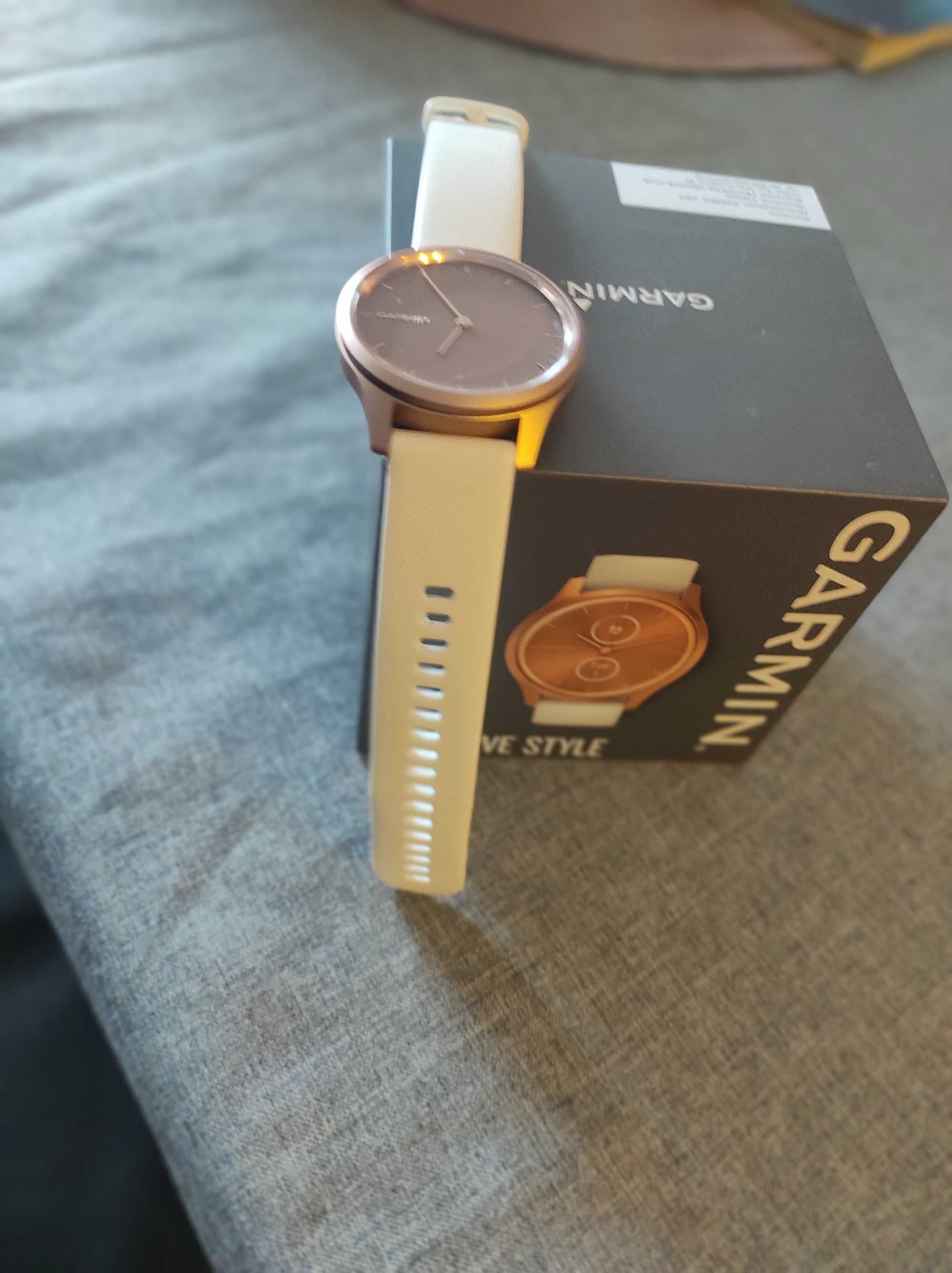 Дамски часовник Garmin vivomove style