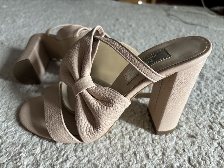 Sandale roz pudrat, de piele cu toc