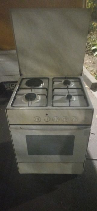 комбинированную газовую плиту: 3 конфорки газовые и одна электрическая