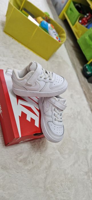 Adidași Nike, mărimea 22.