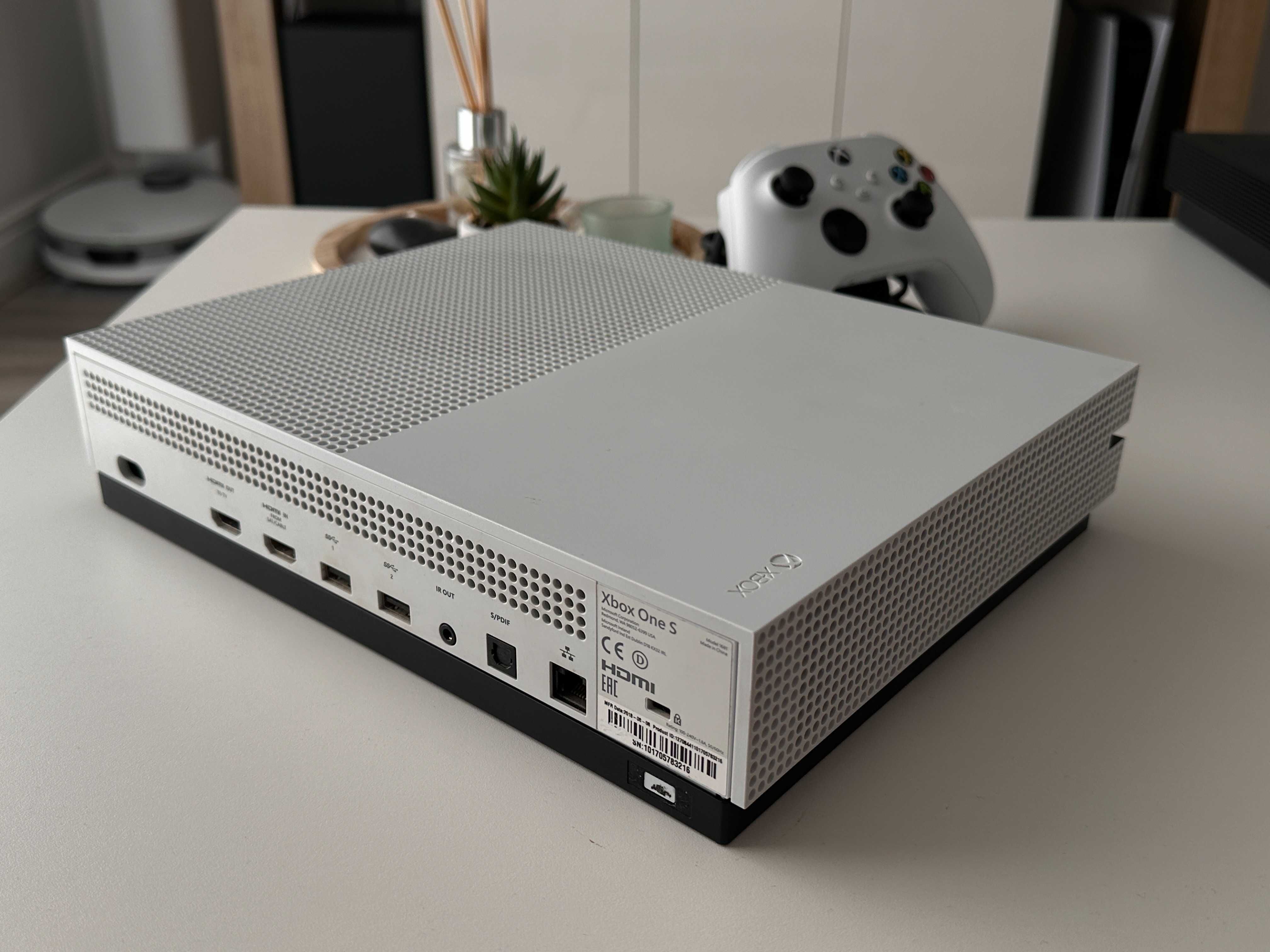 Xbox One S 1TB + контролер + 3 игри