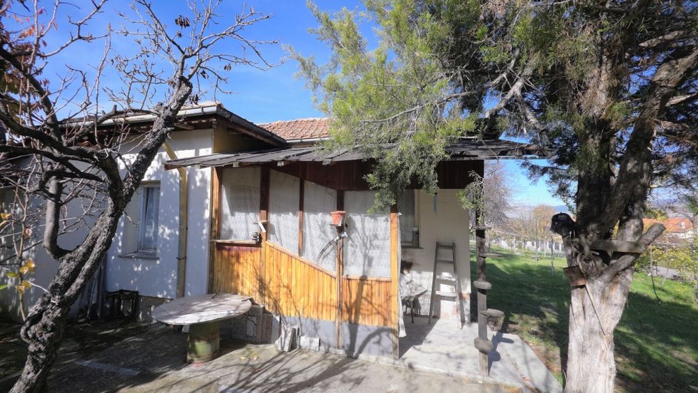 Продава се къща в центъра на село Чуковец, община Радомир