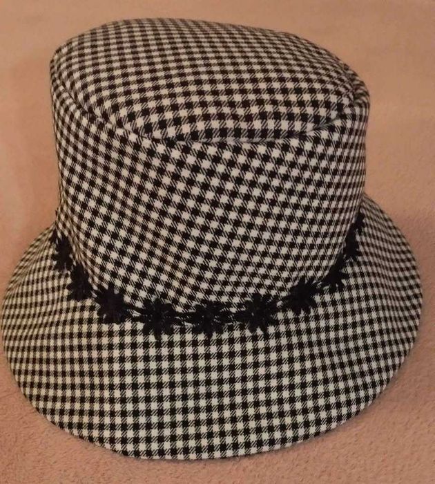 Дамска шапка пепит