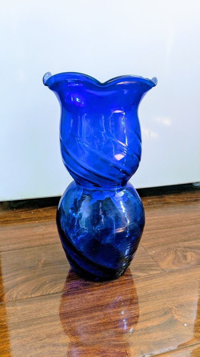 Синяя ваза для цветов