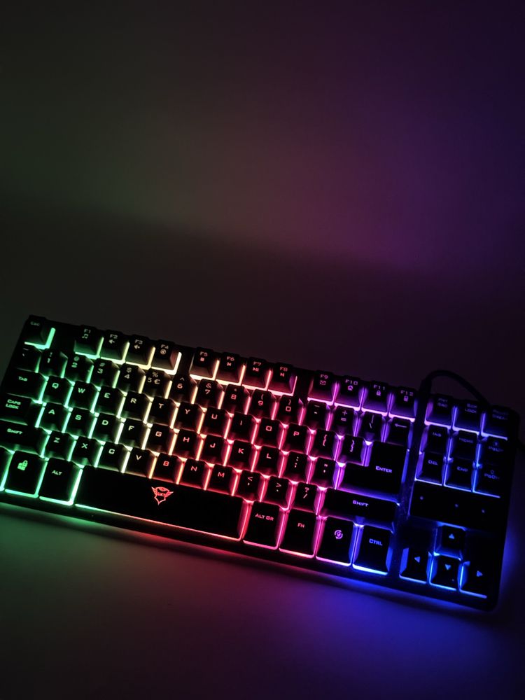 Геймърска клавиатура GXT стил – подсветка, пълен размер, USB