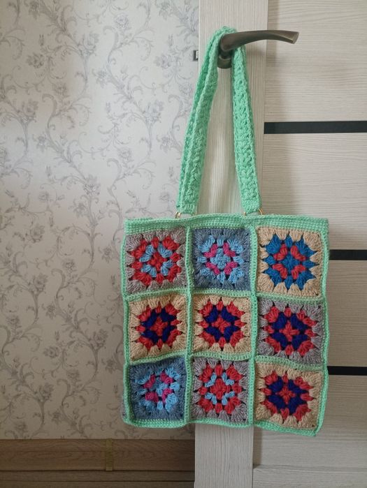 Вязаный крючком из пряжи шопер из фрагментов