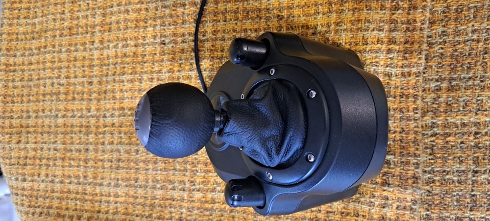 Vând volan gaming Logitech G29 si schimbător de viteze