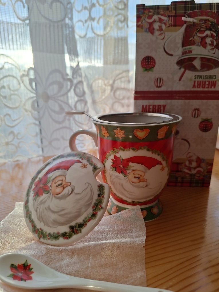 Коледна чаша с цедка и лъжичка в кутия.
