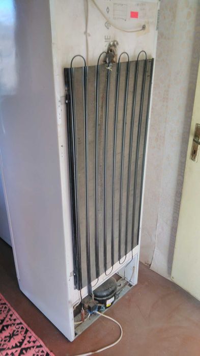 Неработещ фризер Аристон, за ремонт или за части