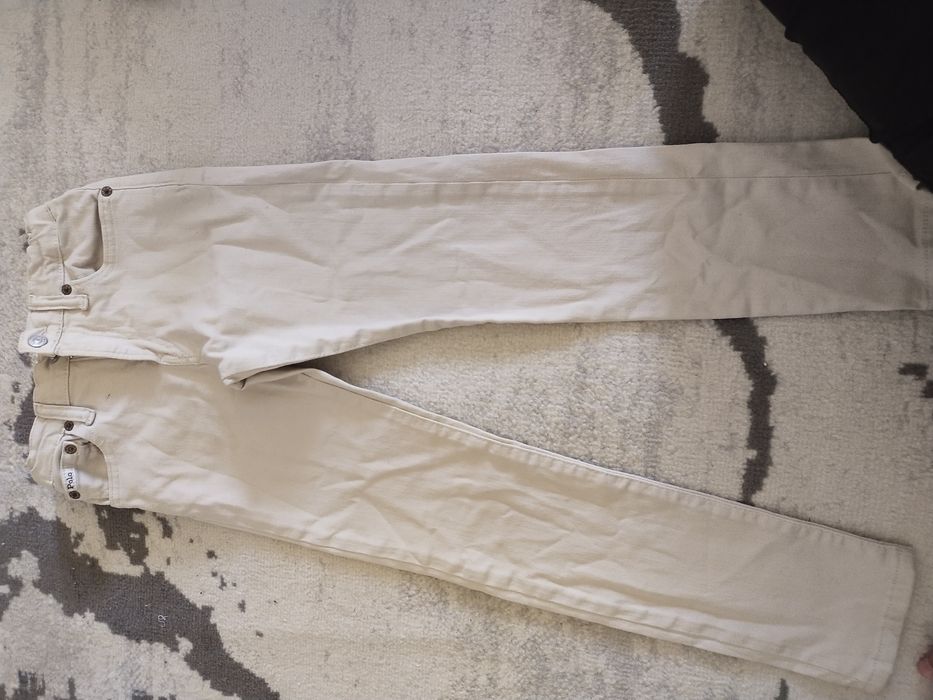 Брюкчалар сотилади .