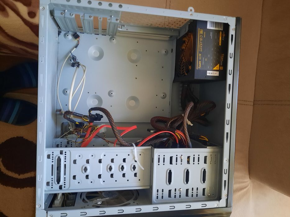 Carcasa atx + sursa 550w enjoy titan 80 plus