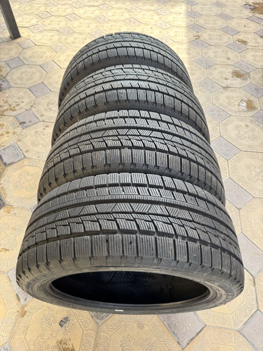 Зимние шины почти новые 235/45/18