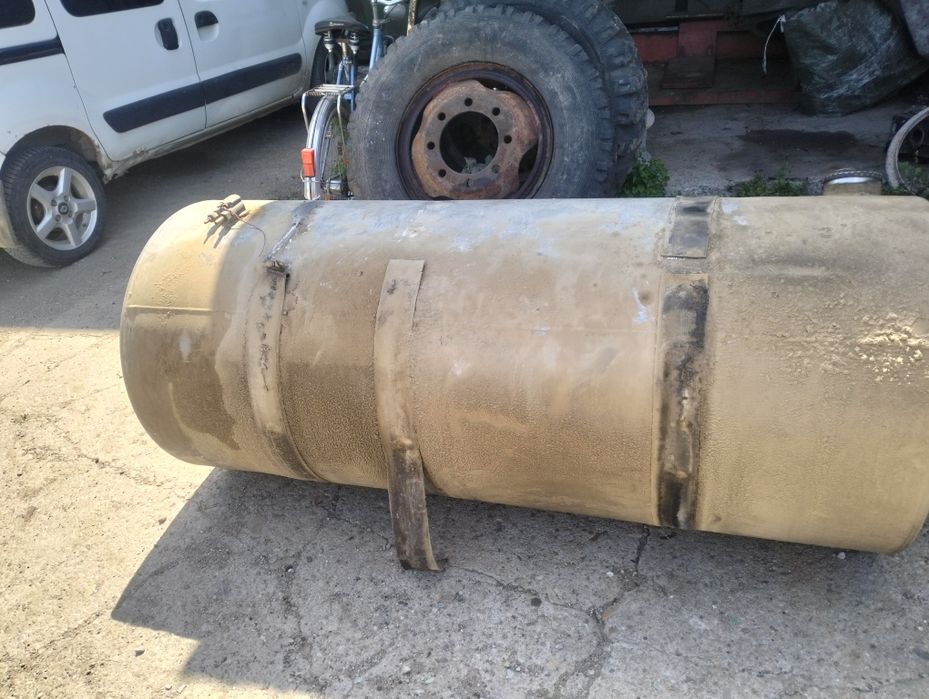 Vând rezervor de combustibil pentru camion