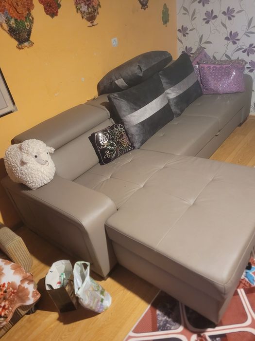 Vând colțar ne folosita extensibil din piele și cu perinite