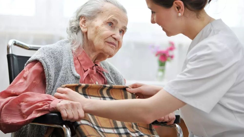 Ofer îngrijire pentru bătrâni