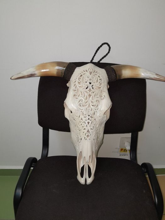 Decorațiune cap de taur sculptat