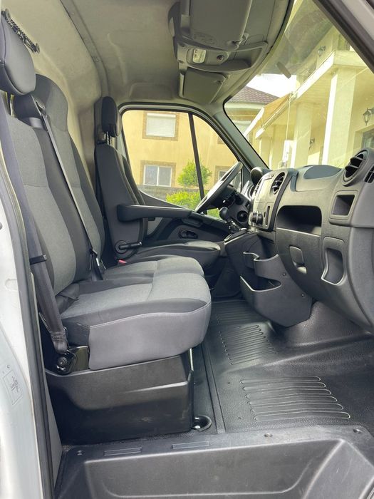 Vând Renault Master