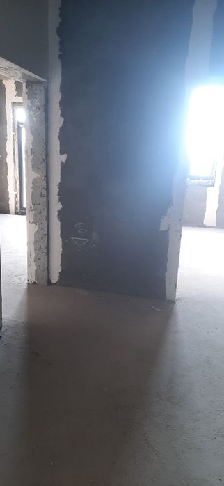 Ko'kcha oq tepada 2 xona uy sotiladi. Qora suvoq, xonalarga bo'lingan.