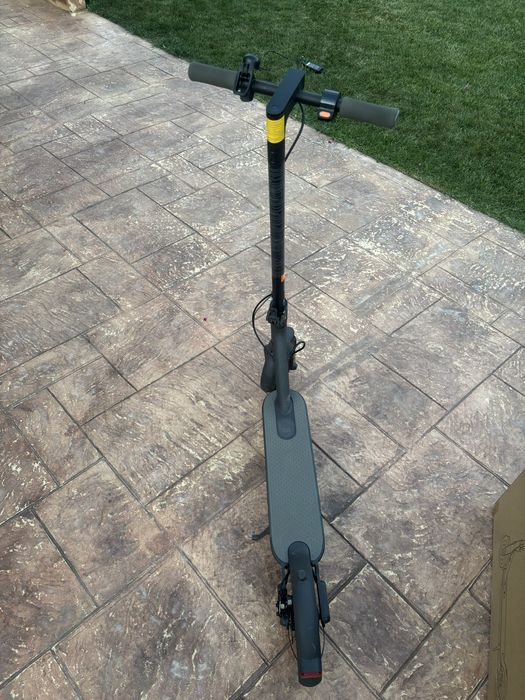 Vând trotineta electrica Xiaomi Mi electric scooter esential!
