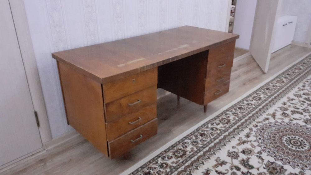 Продам стол в отличном состояний