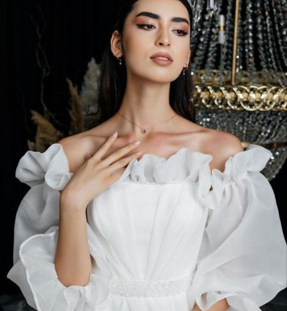 Свадебное платье очень нежно смотрится