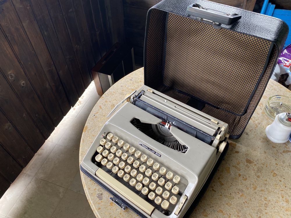 Пишеща машина с куфар