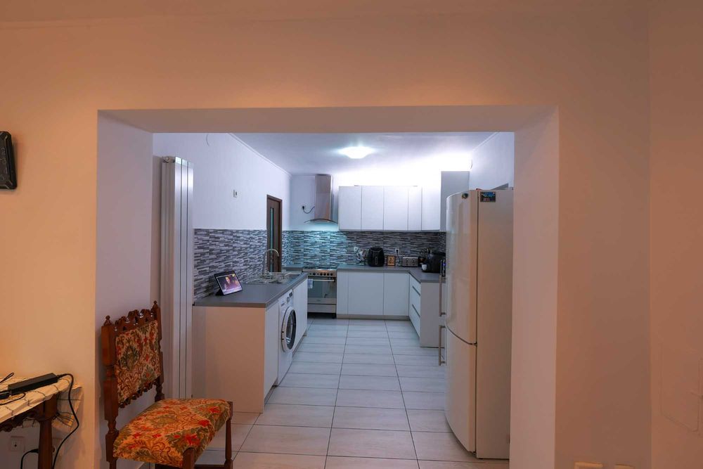 Casă 3 camere, renovată 2021, fotovoltaice 6kW, 815 mp teren – Orăștie