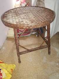 Продавам дървена маса,плетена кръгла маса
