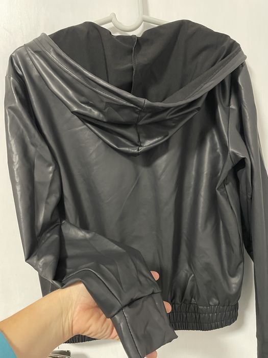 Много меко,тънко,кожено якенце.