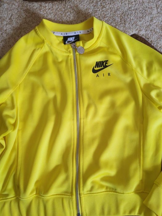 Bluza Nike marimea XS,de culoare galbena ,impecabila.
