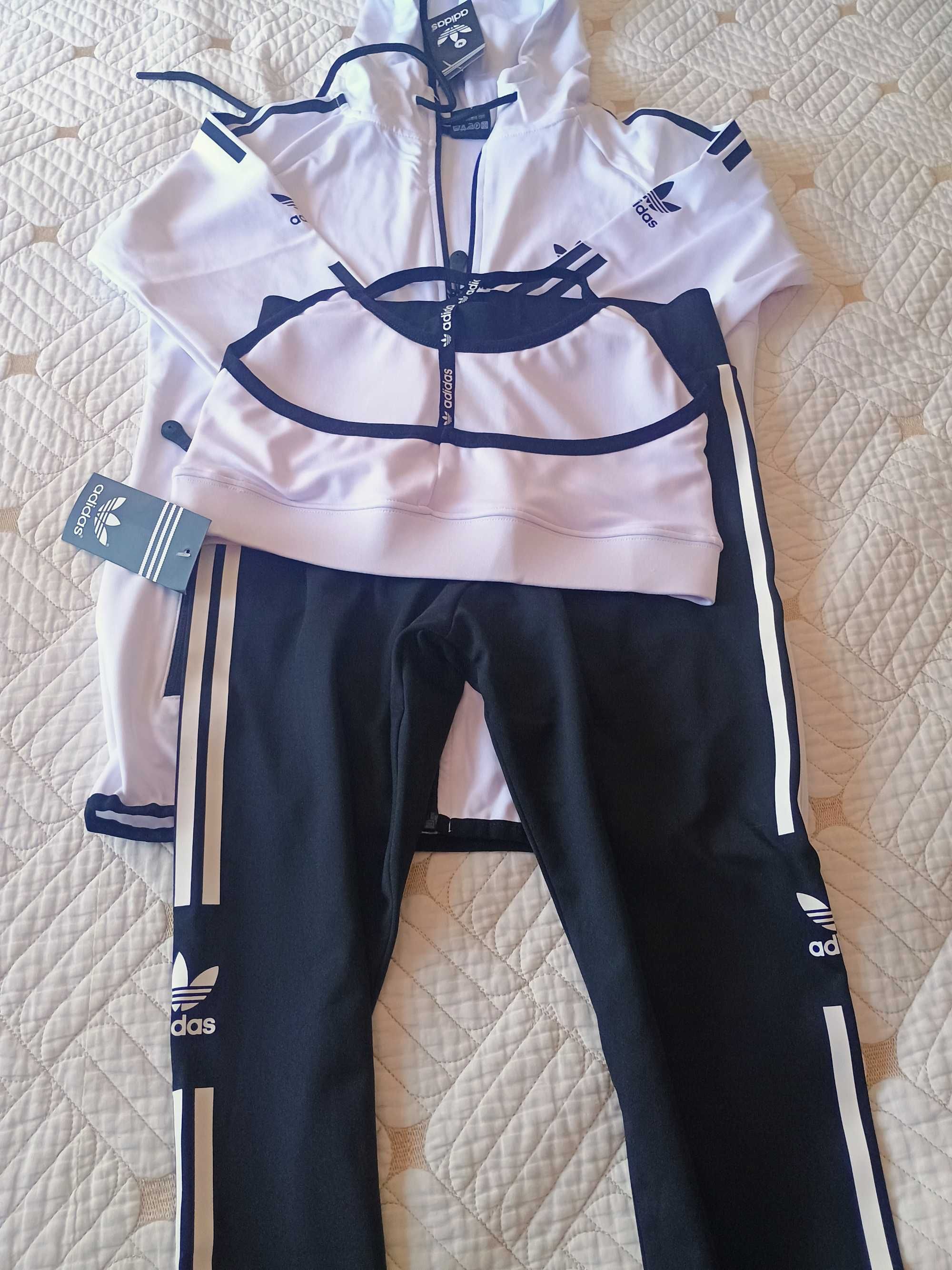 Дамски спортен екип на Adidas