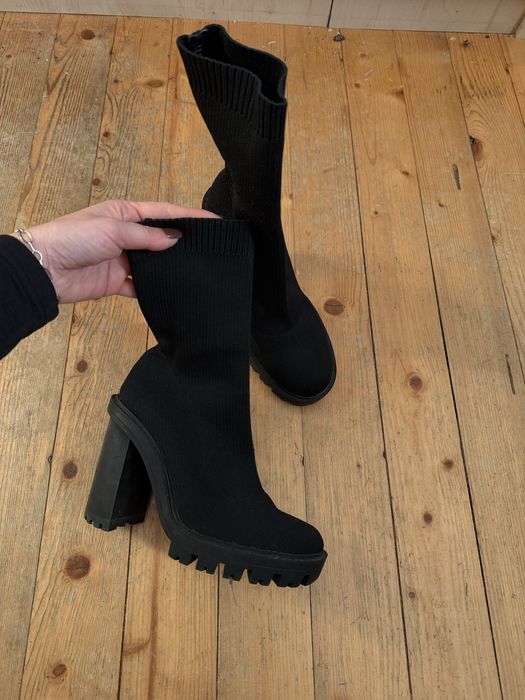 Стилни боти тип чорап на Зара