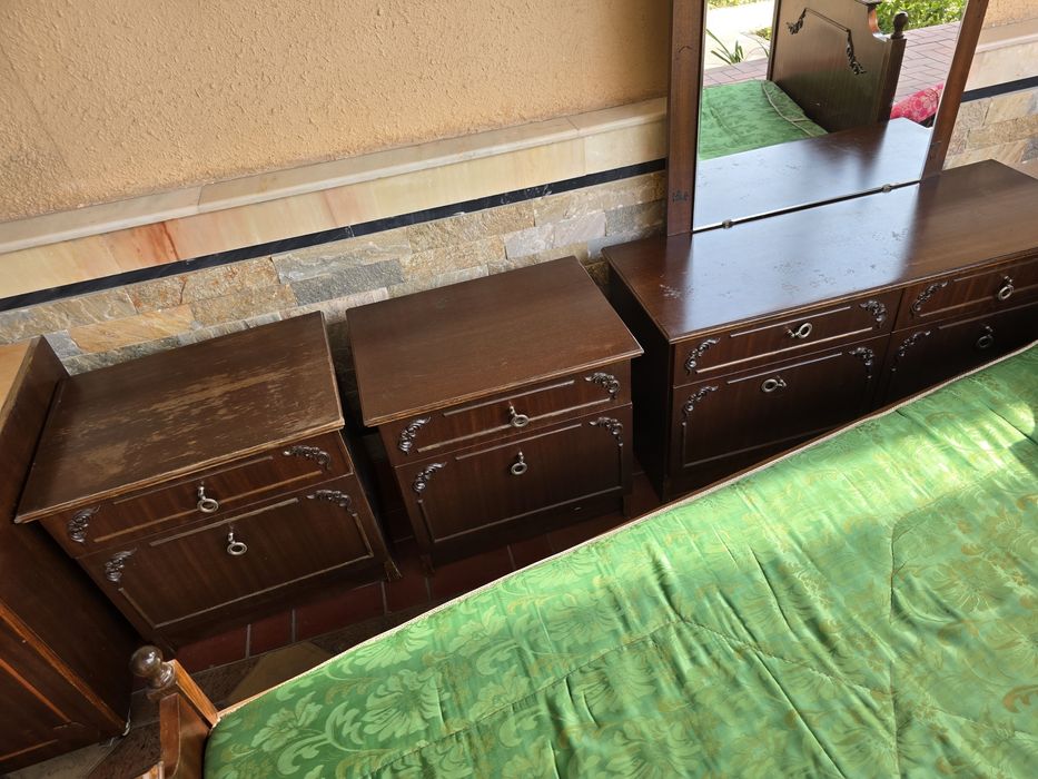 Мебель сотилади хамма жойи бутун, ишлатиш мумкин.