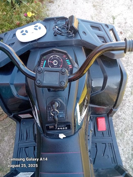 Vând atv electric pt copii 8-10 ani
