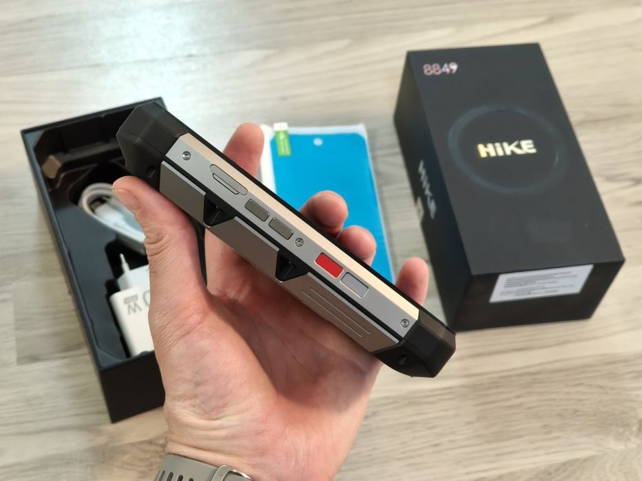 Smartphone rugged baterie 23800 mAh, lanterna 1200 Lumeni, camera IR