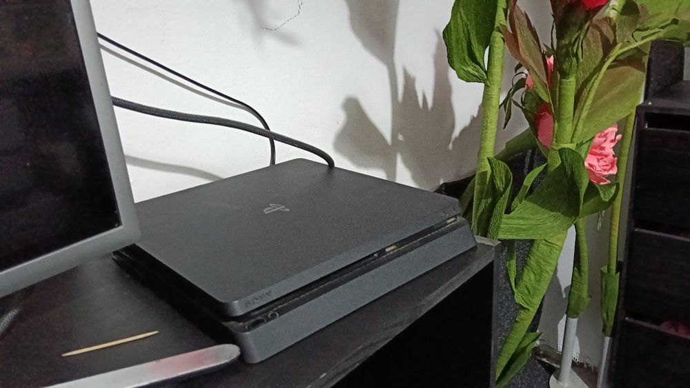 PS 4 cu 2 jocuri și un controler