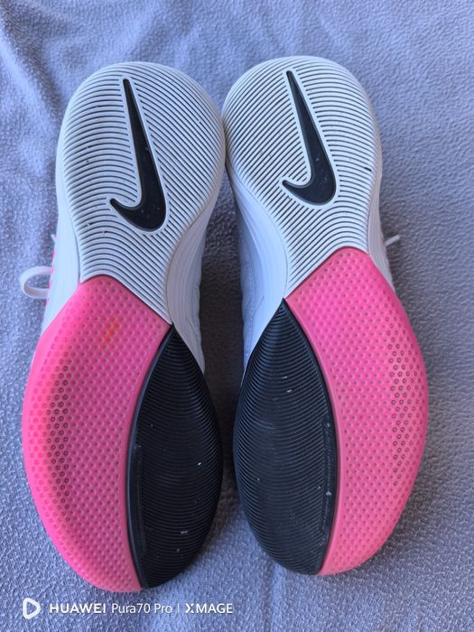 Футболни обувки за зала nike номер 40 стелка 25см.
