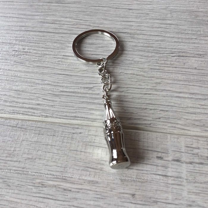 НОВ 100 % оригинален метален ключодържател на Coca Cola / Кока Кола