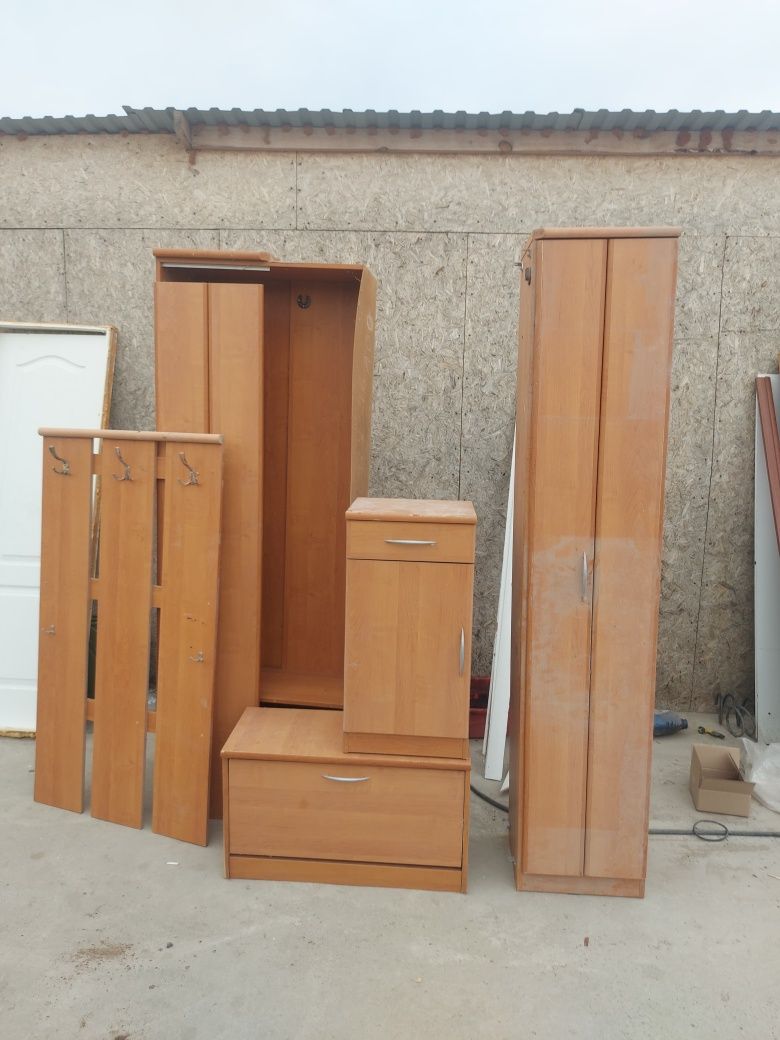 Срочно продам кухонный шкафы и прихожей шкаф
