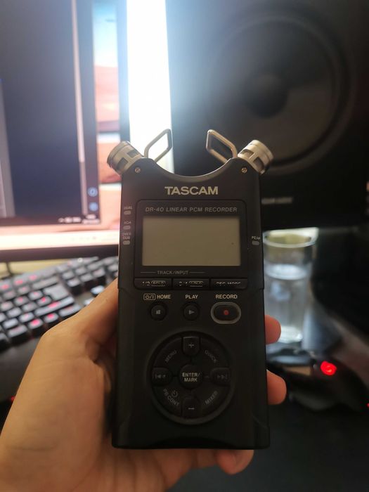 TASCAM DR-40 Linear PCM Digital Recorder + Windscreen