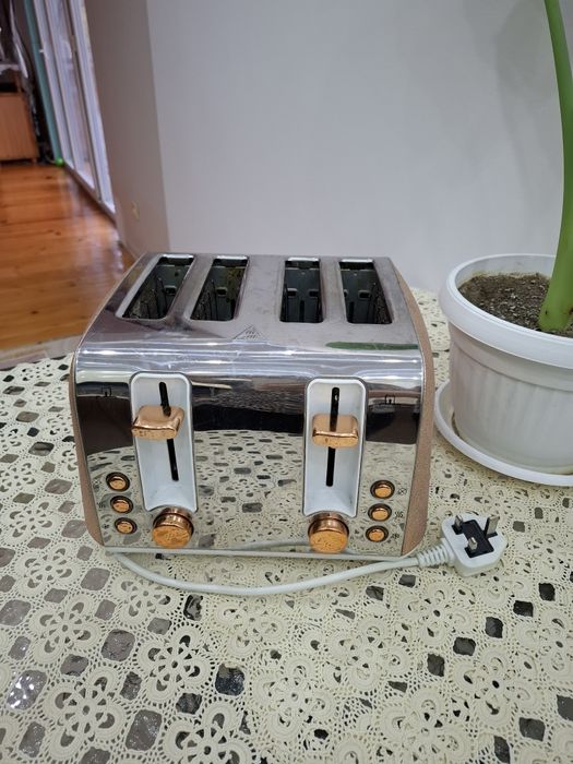 Продавам голям тостер