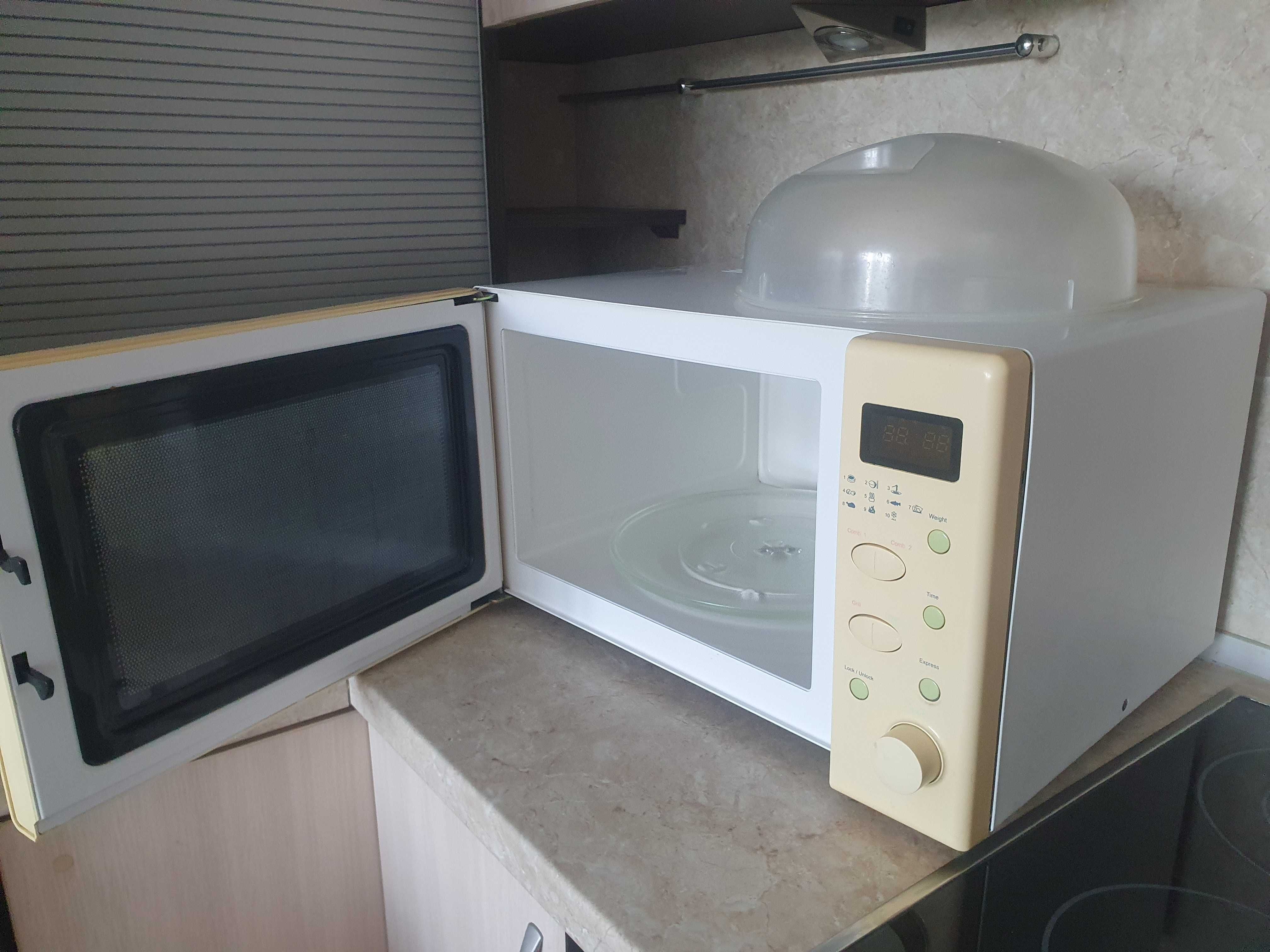 Продавам микровълнова фурна