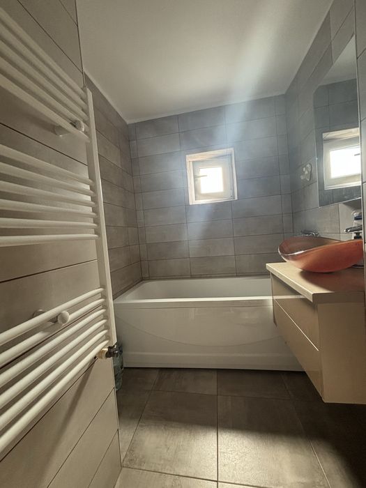 Vand apartament ,etajul 1,zona centrala