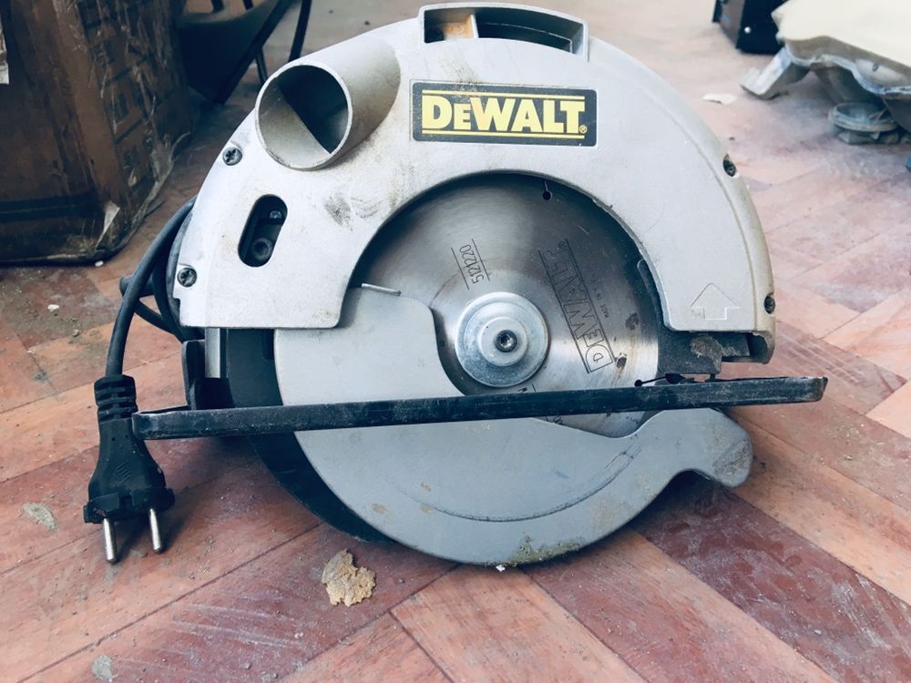 Продам пилу DeWalt