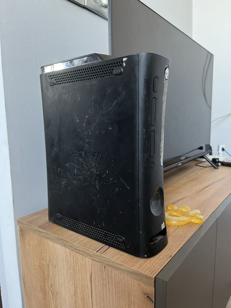 Xbox 360 (прошитый) + кinect + 2 геймпада + куча игр