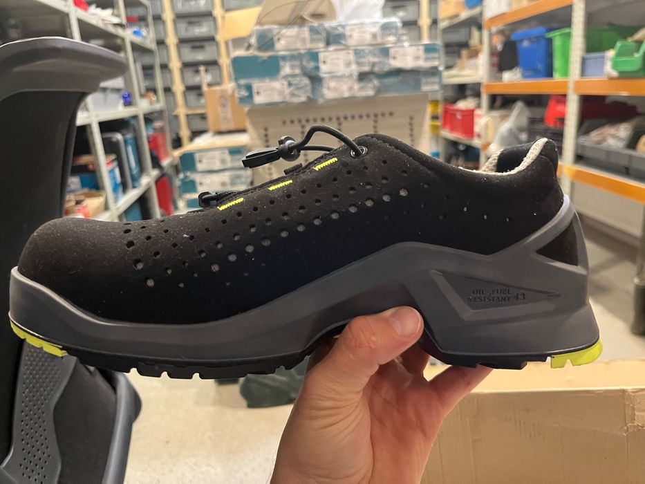 Vând Pantofi de protecție, 43, cu perforatii uvex 1 85438 S1 SRC ESD