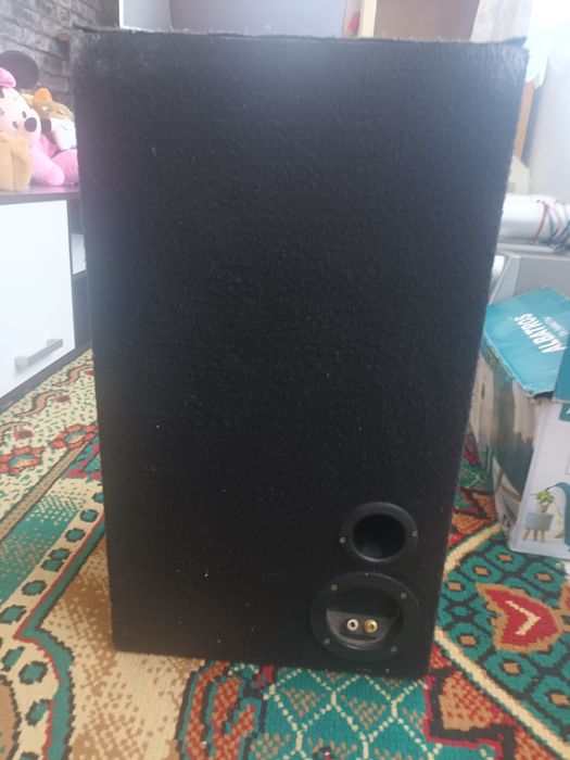 Boxe cu tub de bass incorporat