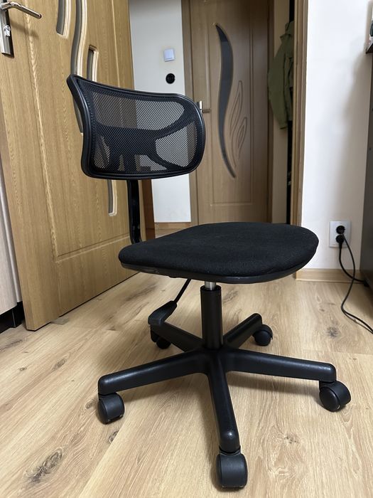Scaun negru de birou