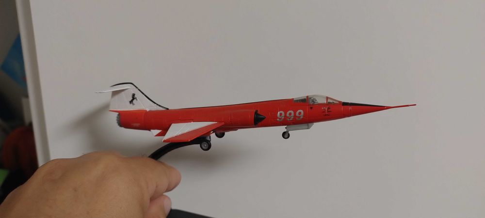 продавам самолети в мащаб 1:72 и 1:144 и 1:200